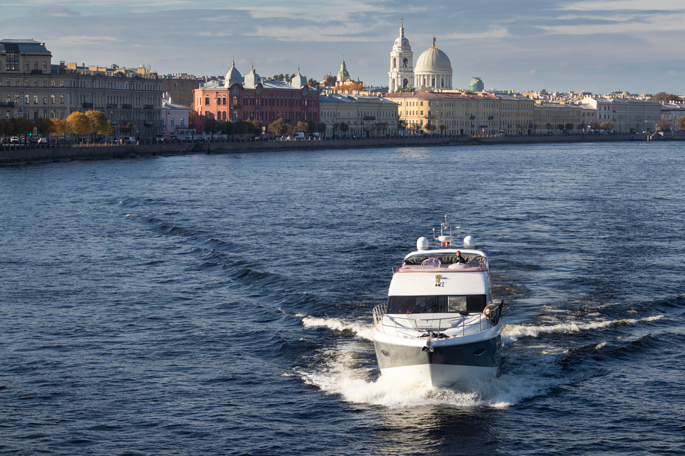 IMG_3082 архитектура питер петербург санкт-петербург санктпетебург россия спб здание дома окно окна свет дом река малая нева катер васильевскийостров васильевский остров церковь собор