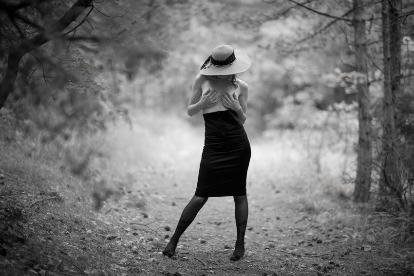 * portrait, girl, b&w, forest, bokeh