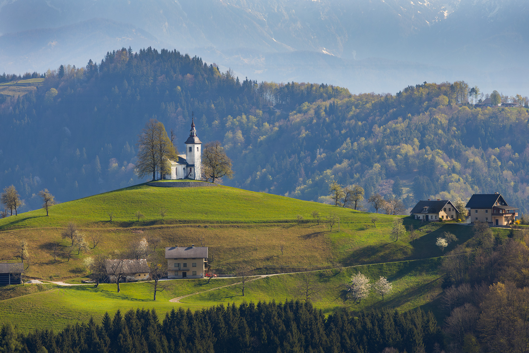 Церковь Святого Томаша словения шкофья-лока альпы пейзаж церковь slovenia alps skofjalika church