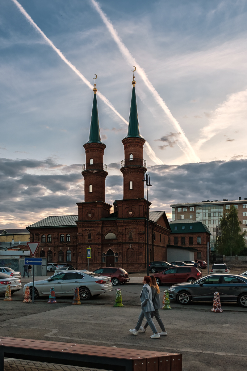На земле и в небесах улица девушки закат мечеть
