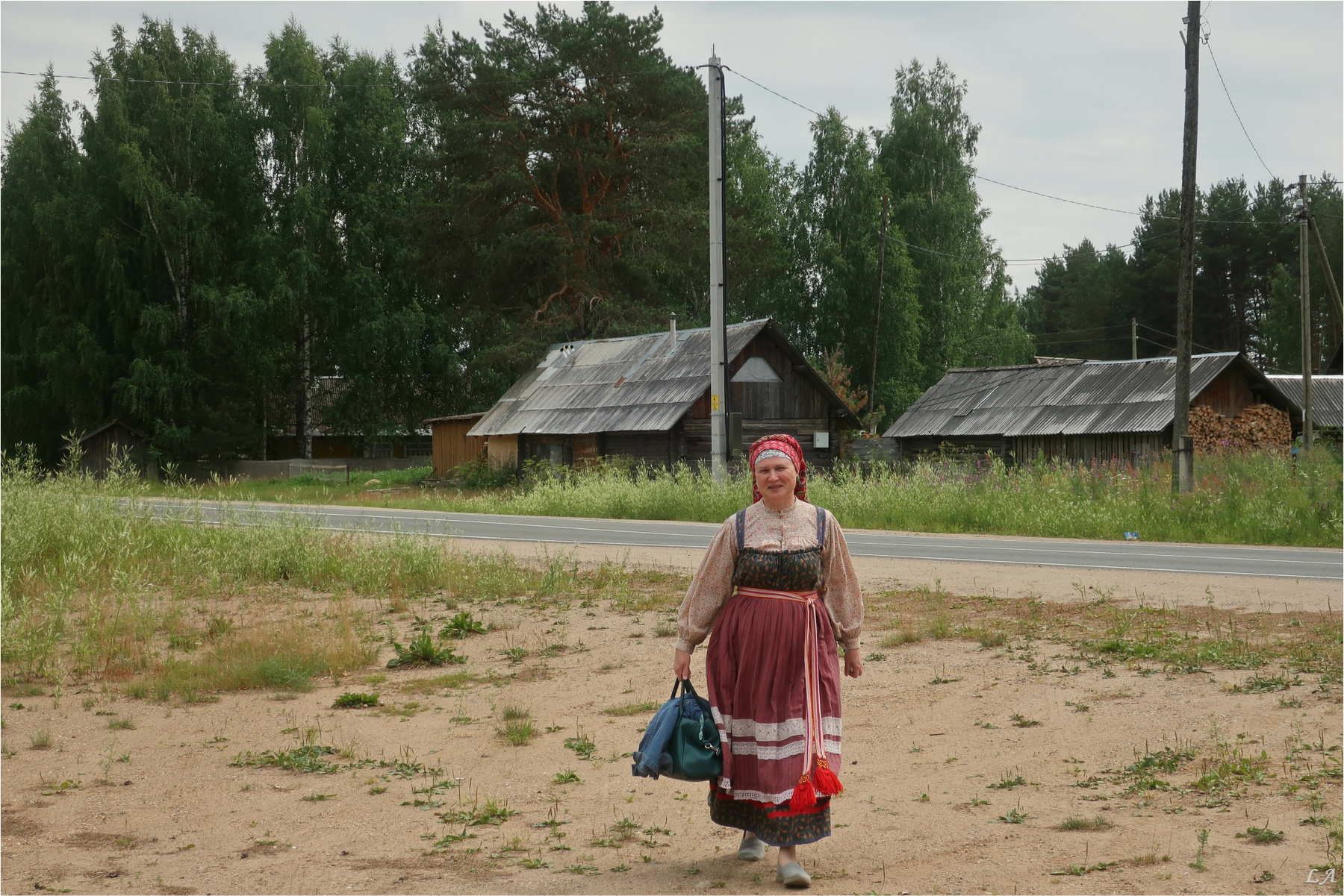 Вилегодская жёнка Творческий Союз Снежный Лев Фототренер Александр Мамакин Фотография Путешествие Lihgra Advenyture Расфокус фото Светланы Мамакиной Россия Архангельская область Вилегодский район женщина дорога лето июль