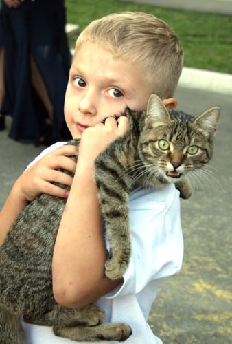 мальчик с кошкой 