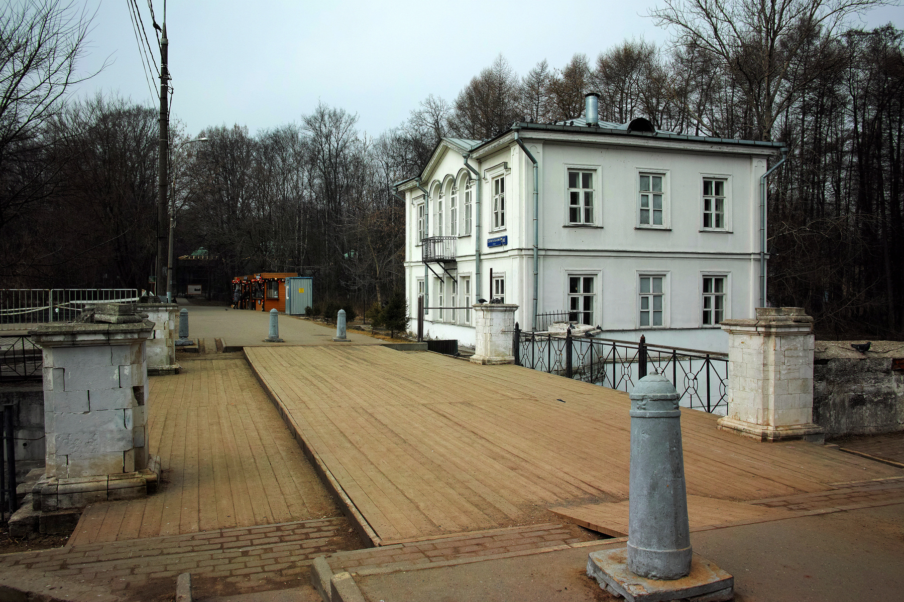 Домик на плотине город Москва парк Кузьминский домик на плотине