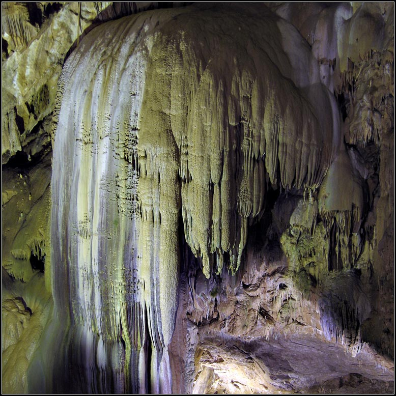 Усыпленный временем сталактиты застывший водопад пещера