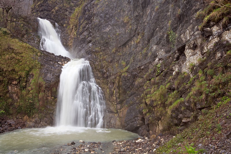 Змейка река, водопад