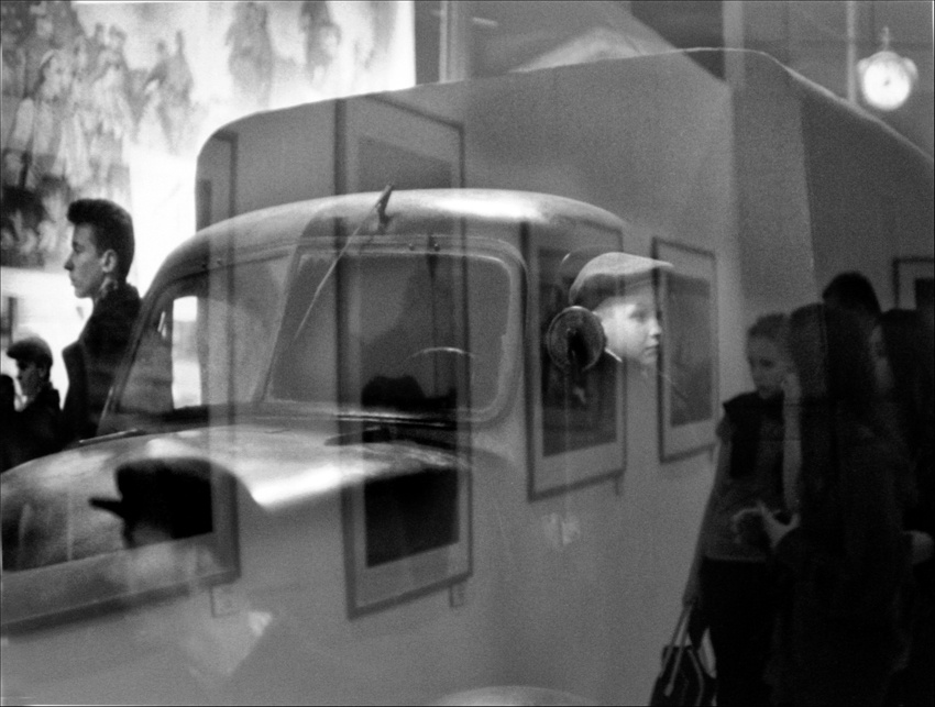 зрители в фотографии фотобиеннале-2010