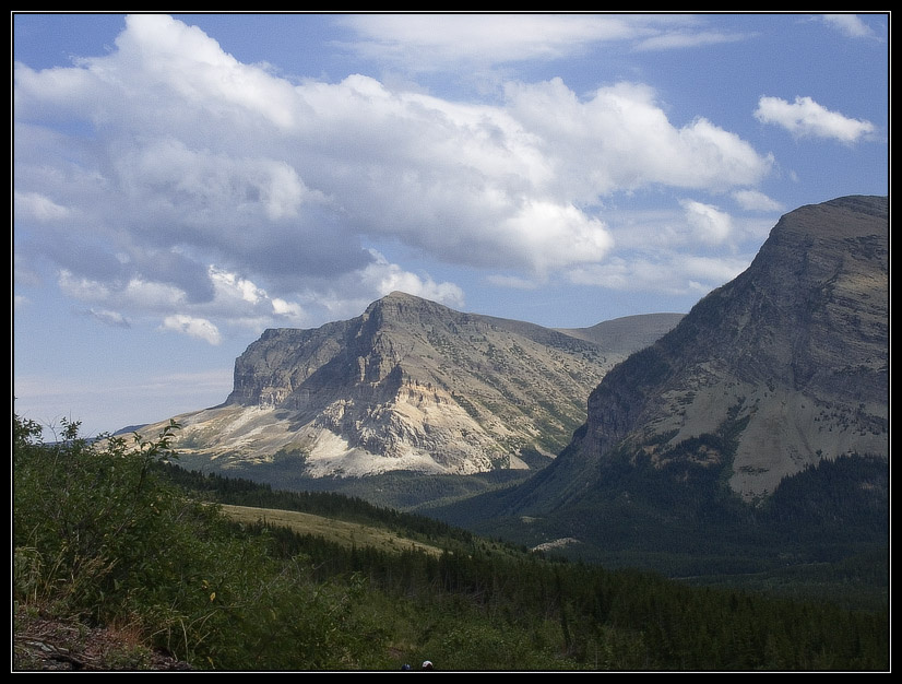 Светлая вечер горы лес облака Montana Many Glacier Area