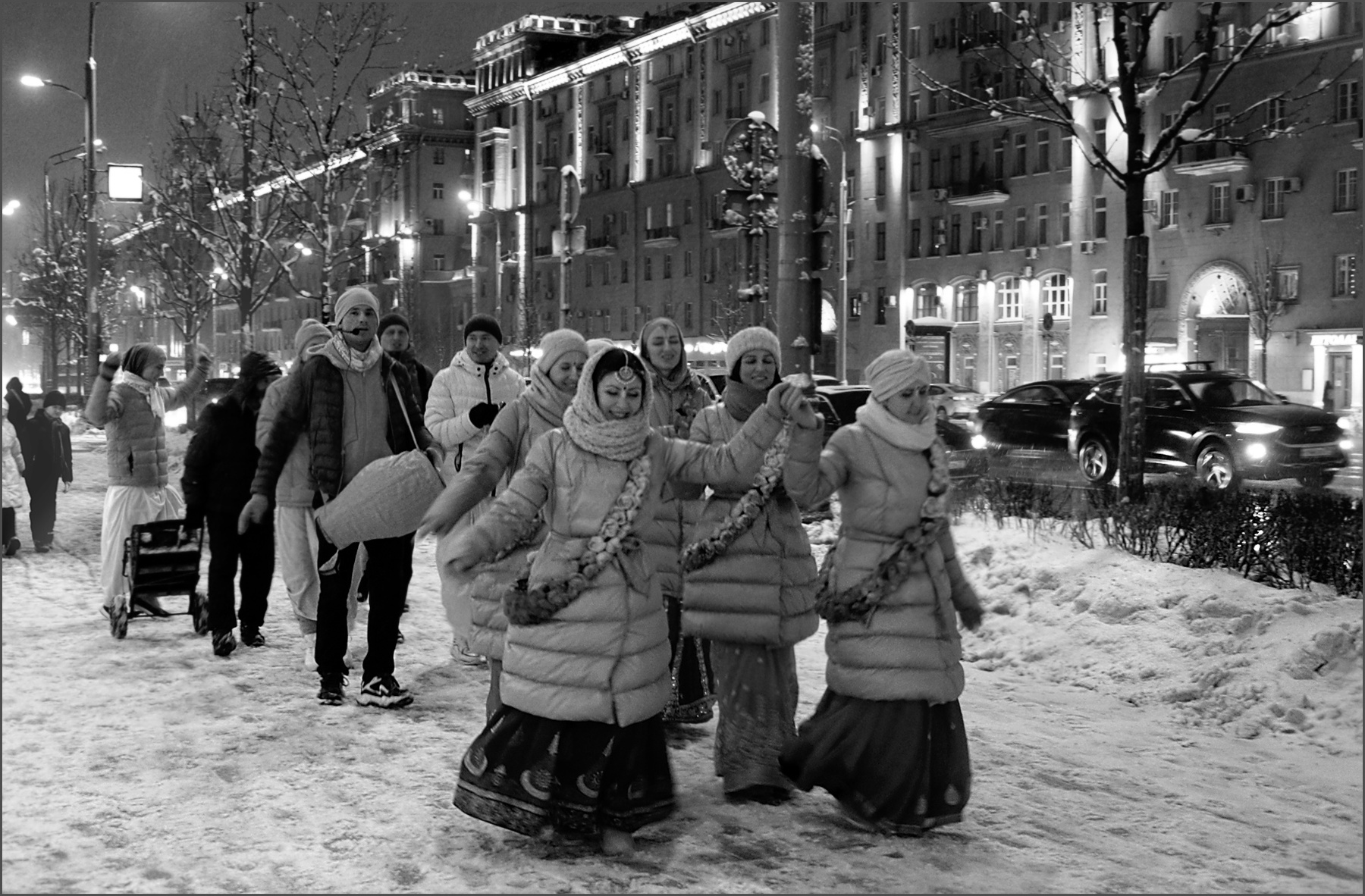 По заснеженной улице. 