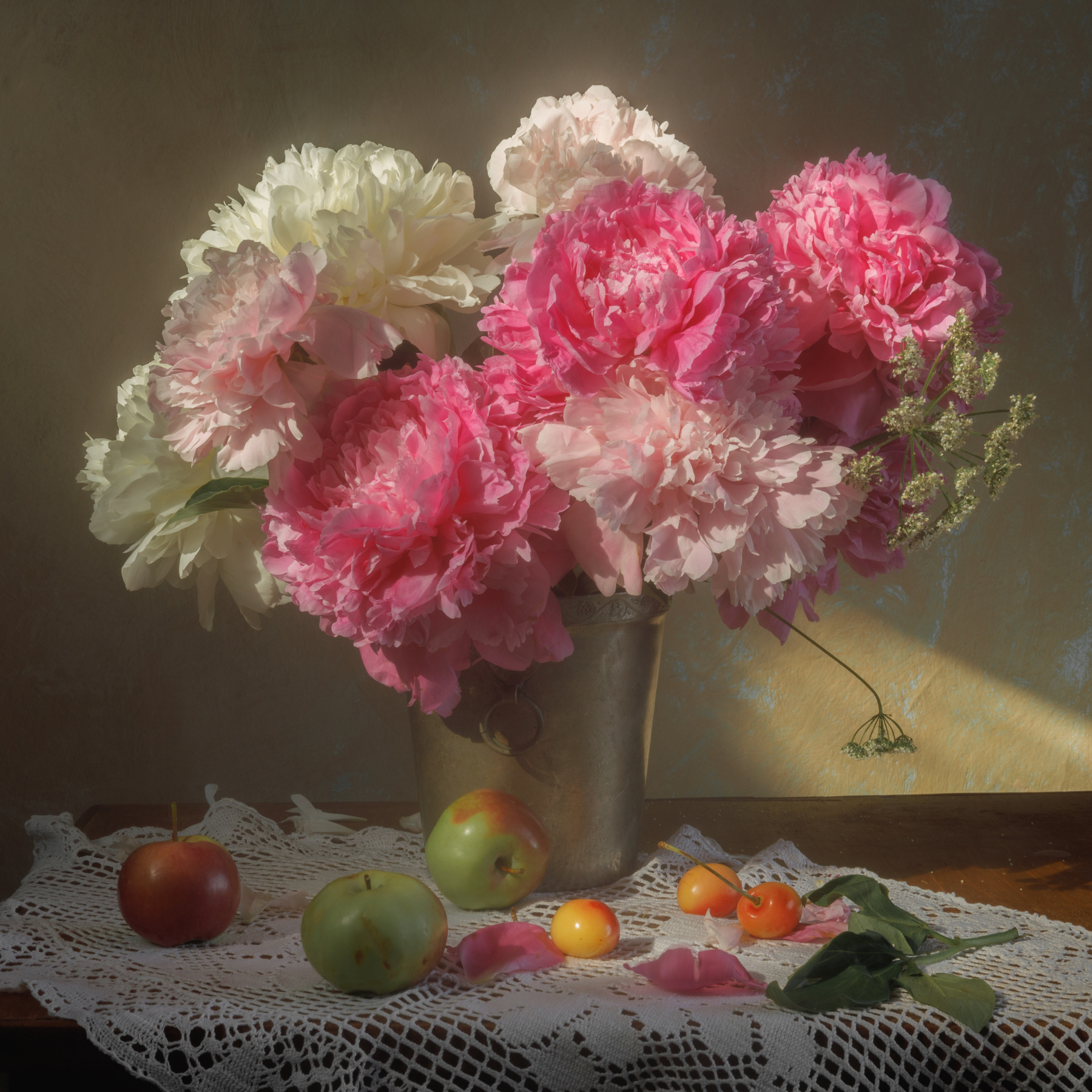 С пионами... пионы лето фрукты яблоки черешня фотонатюрморт красота