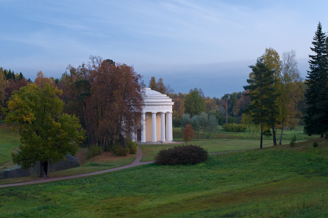 Silence brooded over the park Pavlovsk
