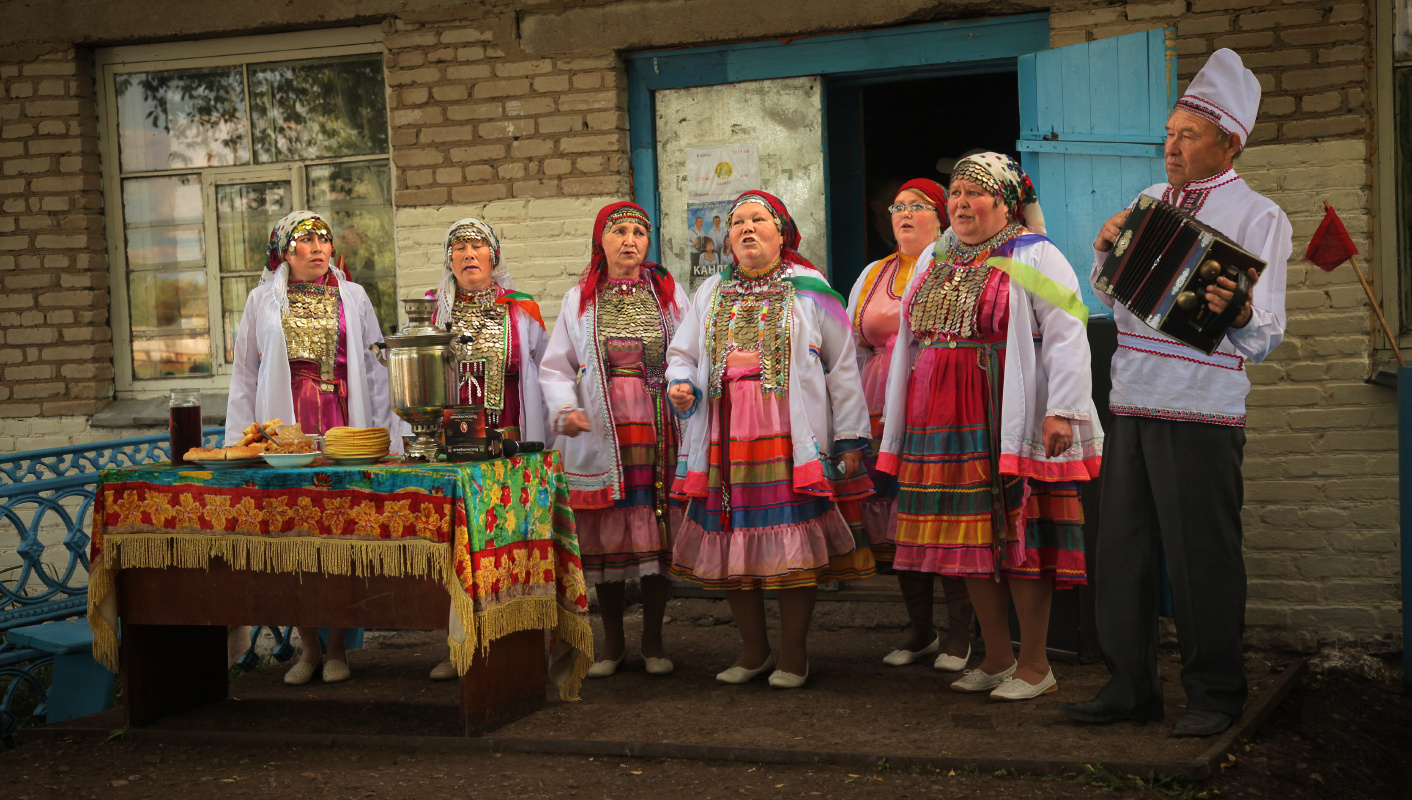 Глянул на село: праздник в деревне и нам весело. 