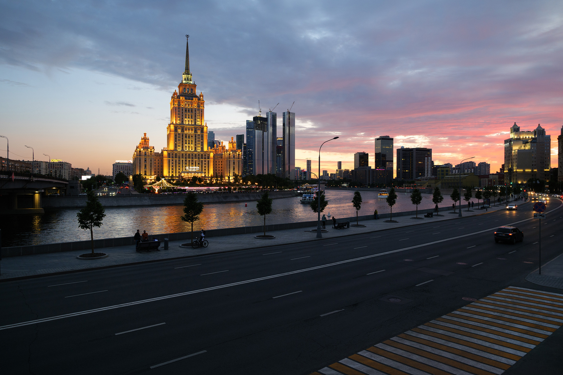 За секунду до включения уличного освещения Москва закат