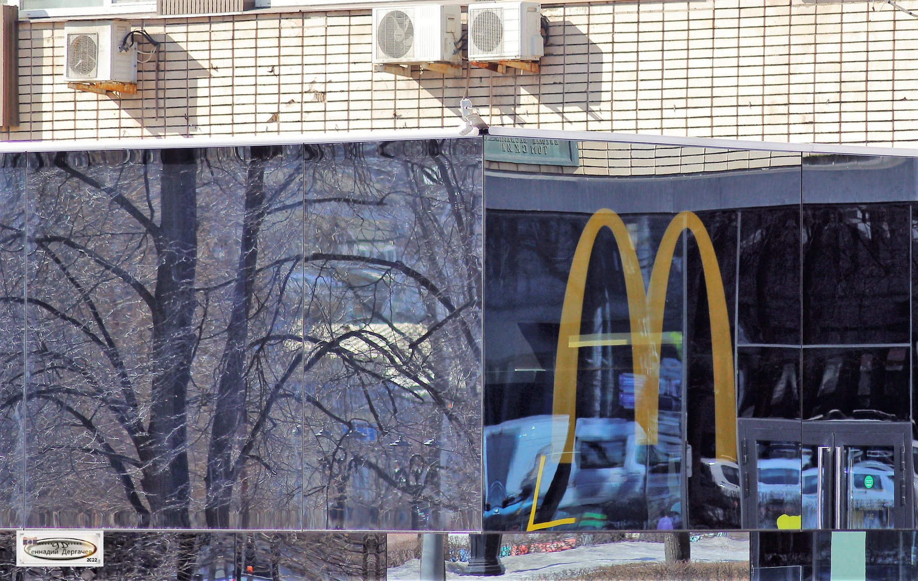 Тень "отца" Макдоналдсов Москвы McDonald s тень