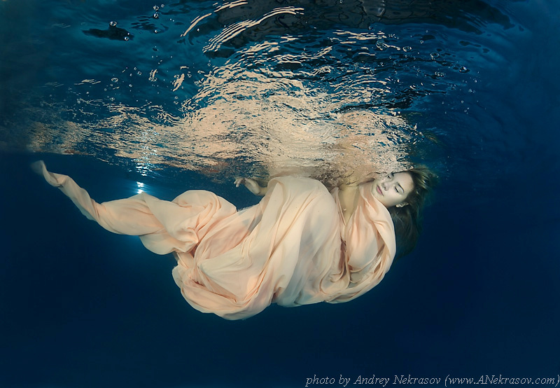 Спящая красавица art,fashion,water,арт,бассейн,водой,креатив,мода,модель,под,подводная,стиль,фешн,фотография,underwater,фэшен,pool,under,UW