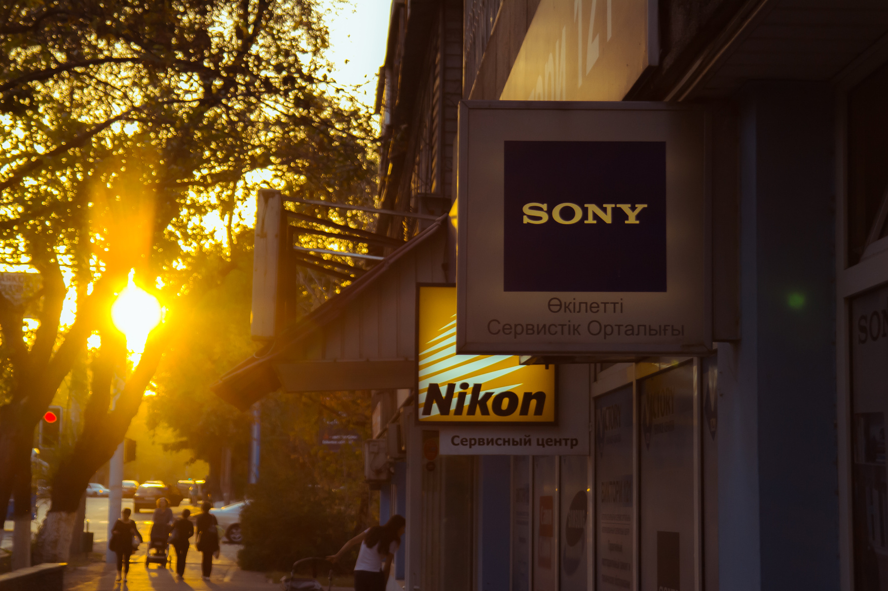 Nikon vs Sony Nikon, Sony, закат, улица