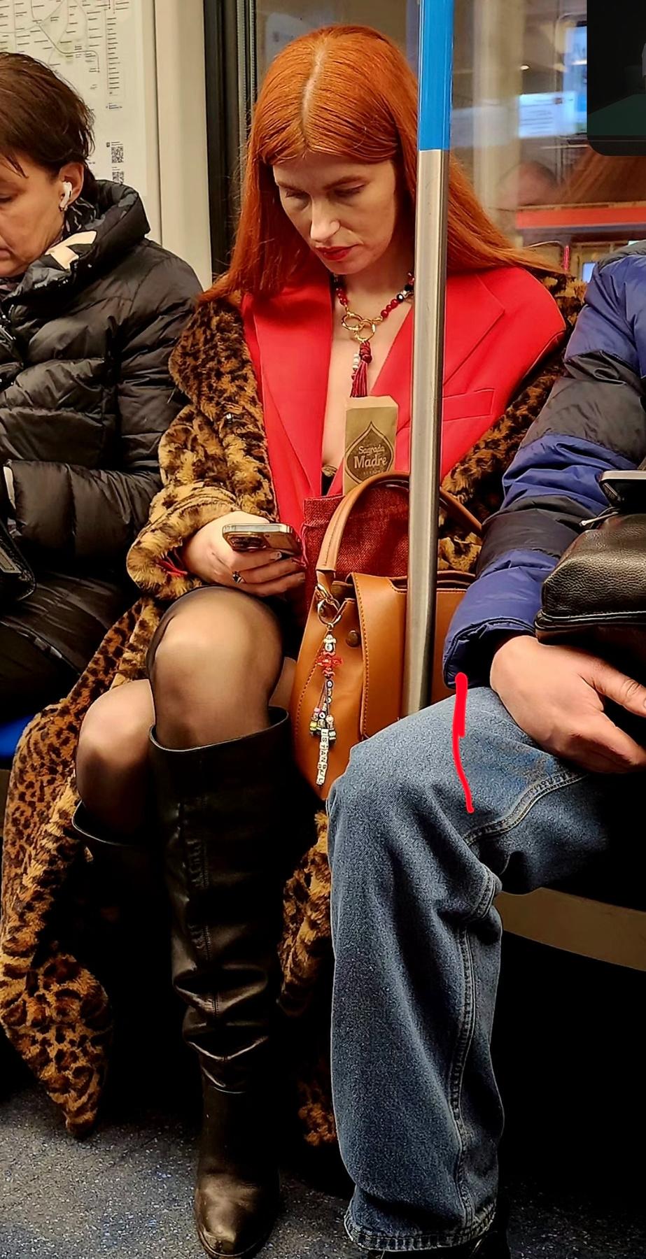 Рыжая в метро 
