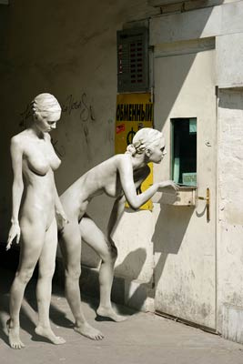 Из серии SALE манекен улица витрина mannequin sale распродажа