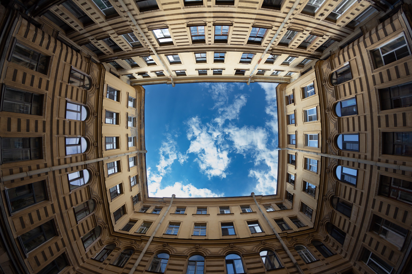 IMG_0925 архитектура питер петербург санкт-петербург санктпетебург двор дворы спб старыйфонд старый фонд колодец колодцы дворколодец дворыколодцы двор-колодец дворы-колодцы здание ночь окно окна свет дом дома