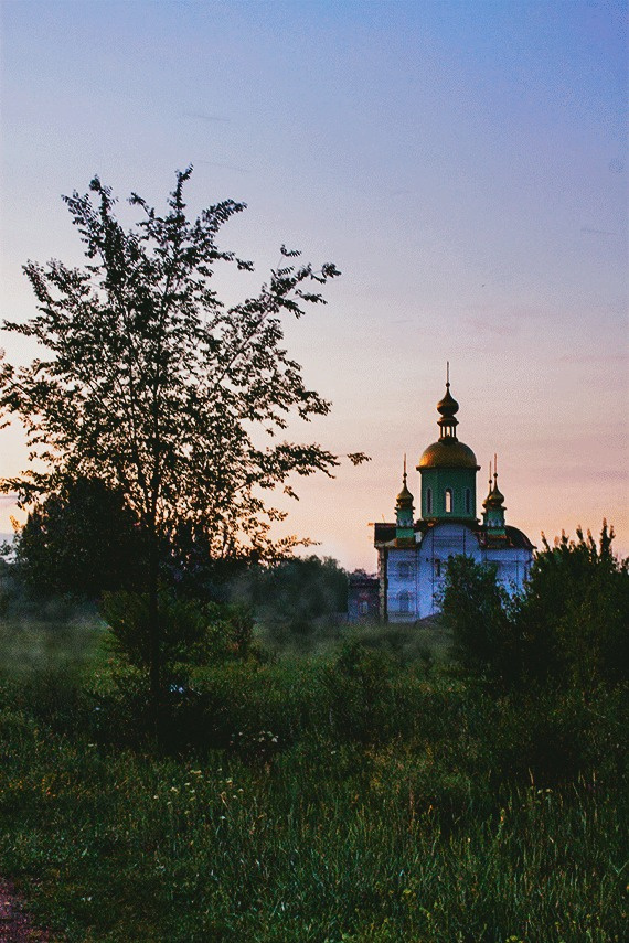 Полыхает огнём на закате Всеми красками яркими Храм, закат, поле, храм