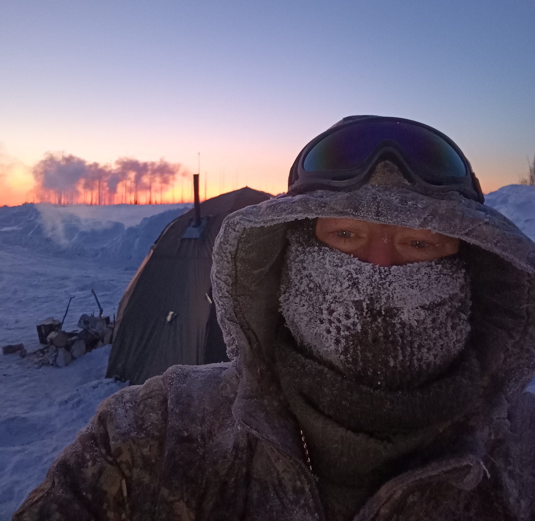 - 45 С Мороз палатка снег печка дым очки холод